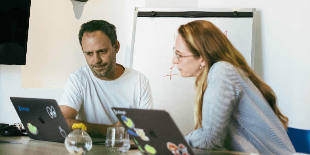 Docentes enseñando en un entorno virtual con plataformas educativas